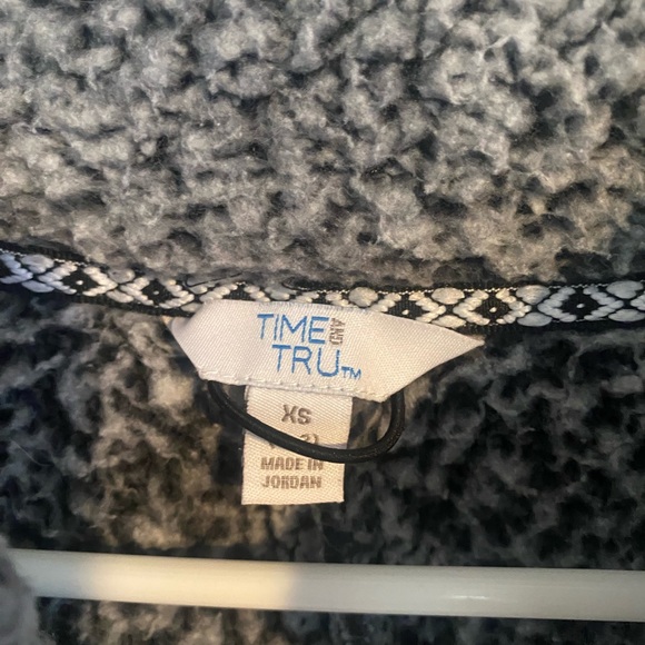 NWOT Time and Tru Womans XS Fuzzy Sweater - Picture 3 of 3